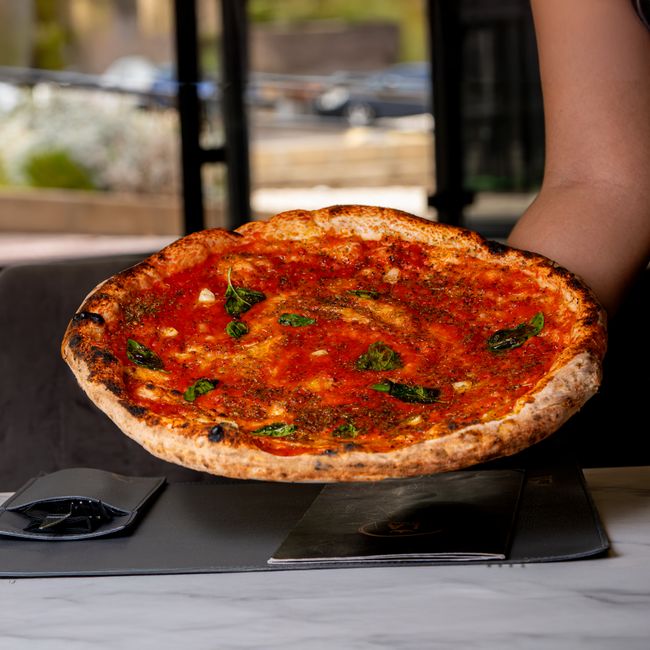Pizza Margherita z pece na dřevo, pohled shora