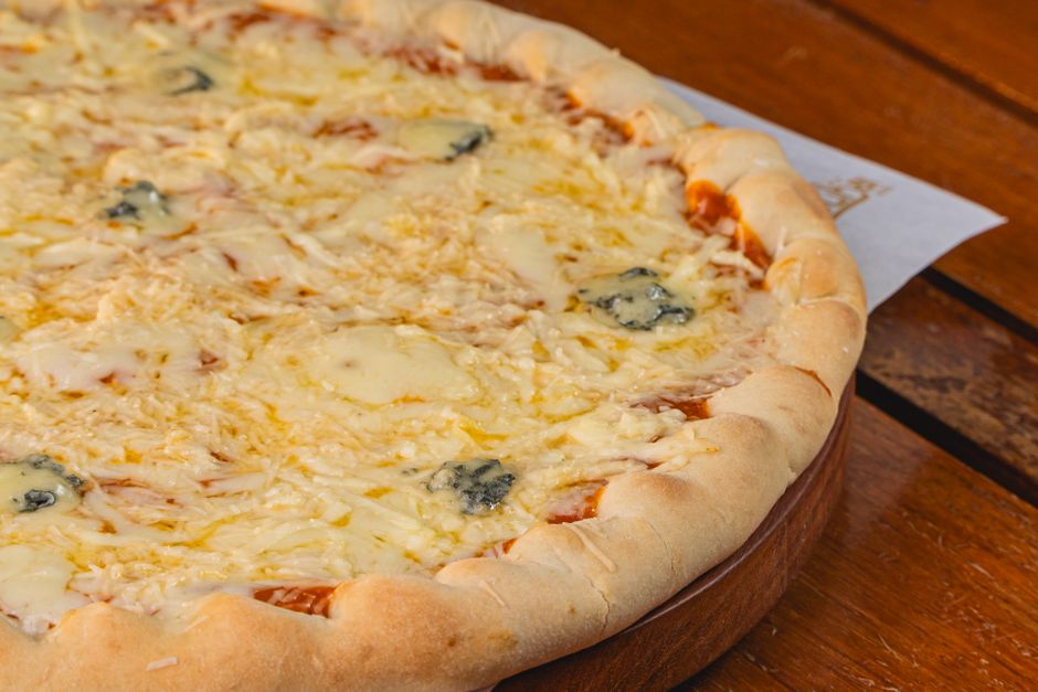 Quattro Formaggi — pizza z pece na dřevo Pizza House